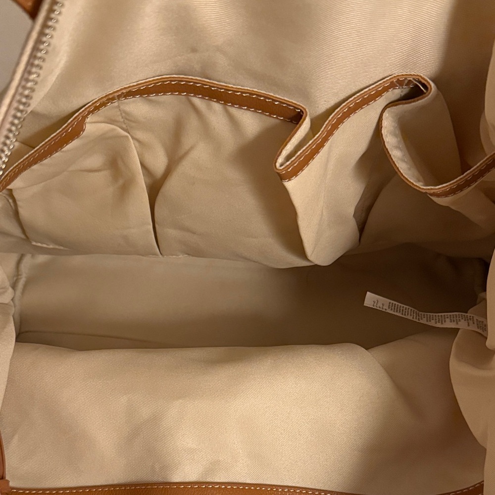๐Old Navy Beige and Tan Travel Bag with adjustable straps - Picture 8 of 10